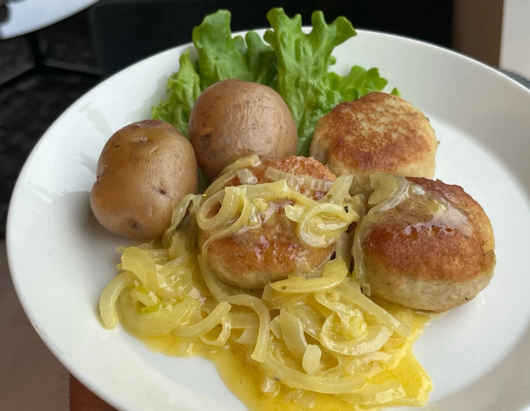 Fish cakes with onion butter